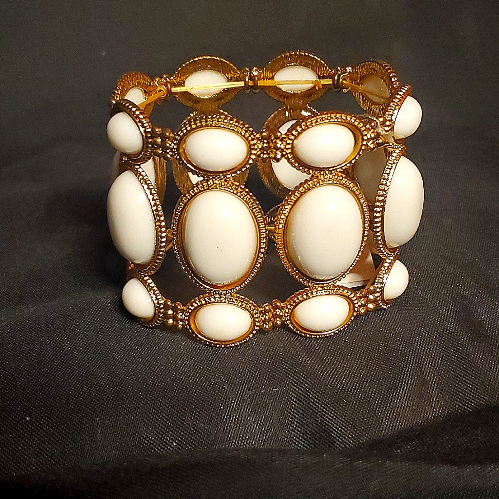 Elegant Pearl and Gold Bracelet